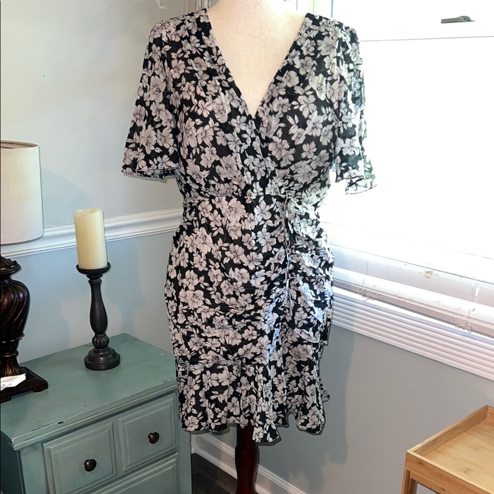 Alex Marie NWOT Black and White Flutter Sleeve Wrap Dress Size 14